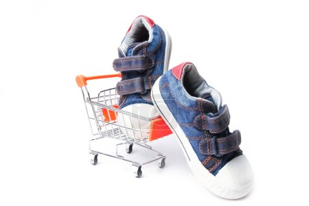 Foto de Elegante tienda de cesta de capas con zapatos sobre un fondo blanco - Imagen libre de derechos