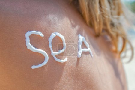 Téléchargez les photos : Fille heureuse sur la mer avec une photo du soleil sur le dos - en image libre de droit