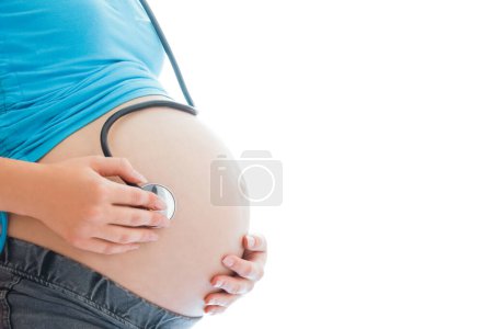 Schwangere Mädchen auf weißem Hintergrund mit Statoskop