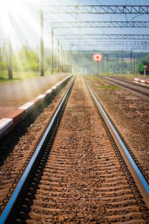 Téléchargez les photos : Beau chemin de fer élégant et fiable avec un train sur la nature - en image libre de droit