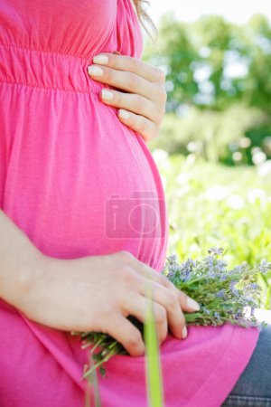 Téléchargez les photos : Joyeux femme enceinte sur la nature dans le parc - en image libre de droit