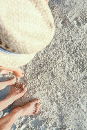 Téléchargez les photos : Belles jambes de famille sur le sable au bord de la mer - en image libre de droit