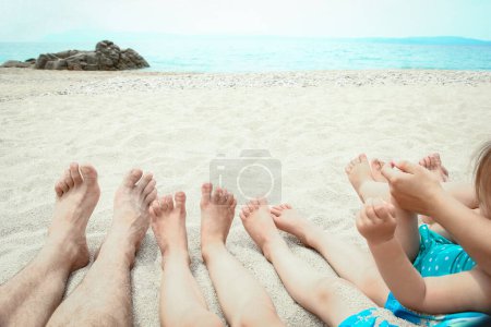 Foto de Hermosas piernas en la arena del fondo de la Grecia del mar - Imagen libre de derechos