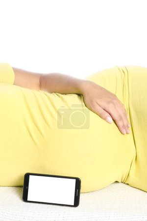 Foto de Feliz embarazada se encuentra sobre fondo blanco - Imagen libre de derechos