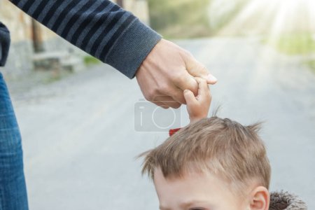 Téléchargez les photos : Belles mains de parents et d'enfants à l'extérieur dans le parc - en image libre de droit