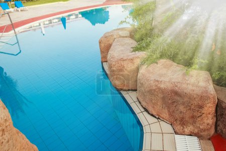 Téléchargez les photos : Belle piscine près de la mer sur fond de nature - en image libre de droit