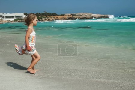 Téléchargez les photos : Enfant heureux jouant au bord de la mer à l'extérieur - en image libre de droit