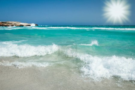 Téléchargez les photos : Belle plage avec des vagues dans la nature du fond - en image libre de droit