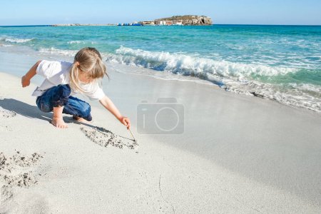Téléchargez les photos : Enfant heureux au bord de la mer en plein air - en image libre de droit