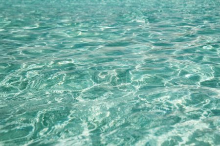 Téléchargez les photos : Belles vagues de mer de l'eau sur la nature de cyprus - en image libre de droit