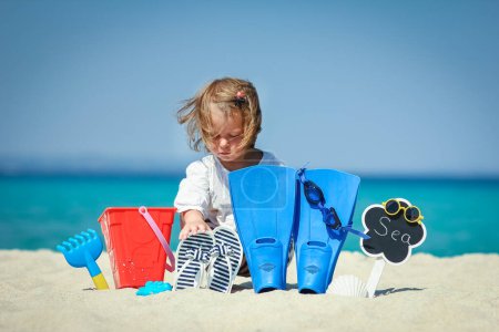Téléchargez les photos : Fille heureuse enfant par la mer dans la nature sur le fond de Voyage - en image libre de droit