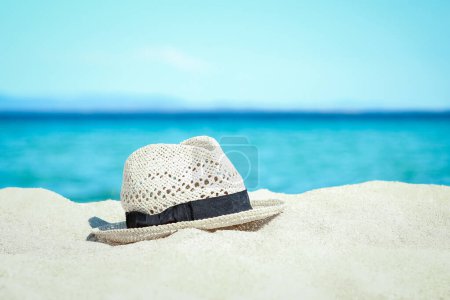 Téléchargez les photos : Chapeau sur le sable au bord de la mer dans la nature week-end Voyage - en image libre de droit