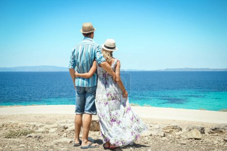 Téléchargez les photos : Couple heureux près de la plage dans la nature week-end Voyage - en image libre de droit