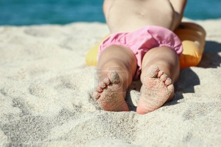 Téléchargez les photos : Pieds d'un enfant heureux près du bord de mer dans la nature week-end Voyage - en image libre de droit