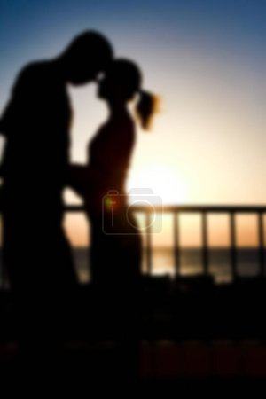Foto de Hermosa silueta de pareja en la naturaleza cerca del mar sobre un fondo de grieta - Imagen libre de derechos