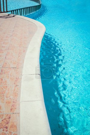 Téléchargez les photos : Belle piscine à l'hôtel bord de mer en arrière-plan du parc - en image libre de droit