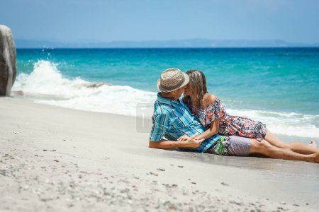 Foto de Happy couple at the seaside vacation travel weekend - Imagen libre de derechos