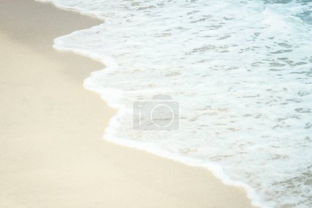 Foto de Beautiful sea and sand on the shore vacation travel background - Imagen libre de derechos