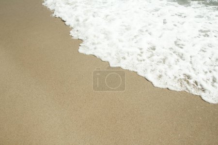 Foto de Hermoso mar y arena en el fondo del viaje de vacaciones de la orilla - Imagen libre de derechos