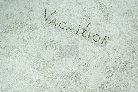 Téléchargez les photos : Beau motif sur le sable de la mer sur fond de nature - en image libre de droit
