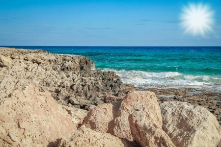 Téléchargez les photos : Belle nature de Chypre près de la mer en plein air - en image libre de droit