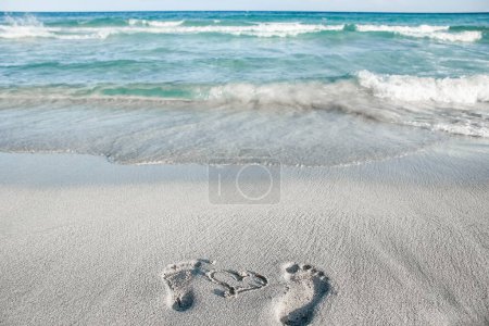 Foto de Hermosas huellas en la arena cerca del mar en el fondo de la naturaleza - Imagen libre de derechos