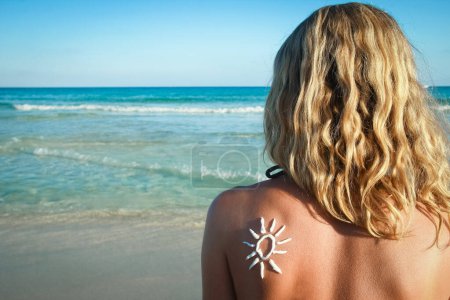 Foto de Chica feliz con el sol en su espalda por el mar en la naturaleza - Imagen libre de derechos