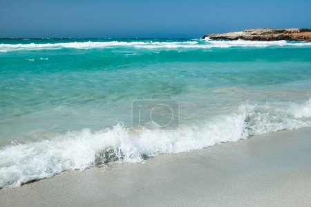 Foto de Hermosa playa con olas en la naturaleza del fondo - Imagen libre de derechos