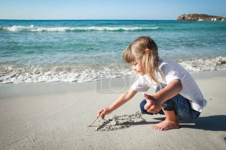 Foto de Niño feliz junto al mar al aire libre - Imagen libre de derechos