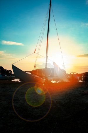 Téléchargez les photos : Beaux yachts en mer en silhouette grecque - en image libre de droit