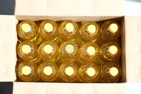 Téléchargez les photos : De nombreuses bouteilles d'huile de tournesol en fond de boîte - en image libre de droit