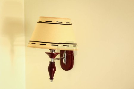 Foto de Elegantemente hermosa lámpara con sombra en el fondo - Imagen libre de derechos