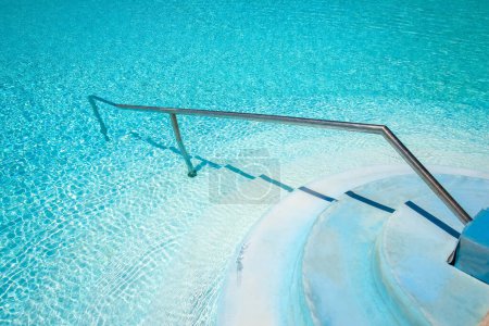 Foto de Escalera bellamente elegante pasos en una piscina sobre fondo de mar naturaleza - Imagen libre de derechos