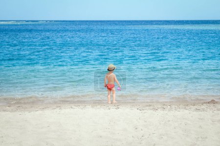 Foto de Niño feliz jugando junto al mar en el fondo de la naturaleza - Imagen libre de derechos