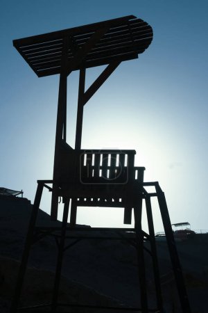 Téléchargez les photos : Belle chaise silhouette fond de mer - en image libre de droit