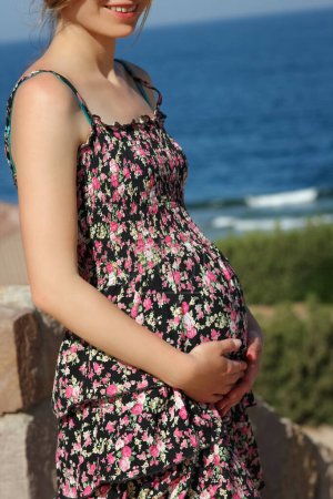 Foto de Hermosa chica embarazada en el fondo del mar - Imagen libre de derechos