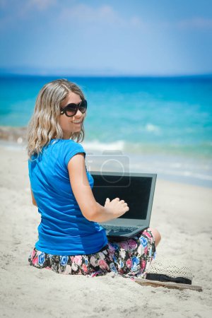 Foto de Happy man girl with laptop near the seaside weekend travel - Imagen libre de derechos