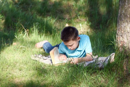 Junge liest heiliges Bibelbuch Bildung im Park Natur