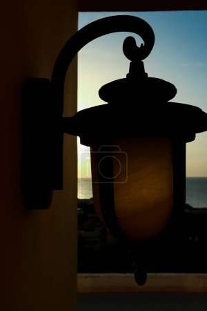 Foto de Elegantemente hermosa lámpara con sombra en el fondo - Imagen libre de derechos
