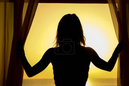 Téléchargez les photos : Une silhouette d'une fille sur un fond de balcon loggia. Femme heureuse en voyage de vacances. - en image libre de droit