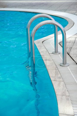 Téléchargez les photos : Élégant bel escalier dans la piscine acceptée à l'extérieur dans le parc d'été - en image libre de droit