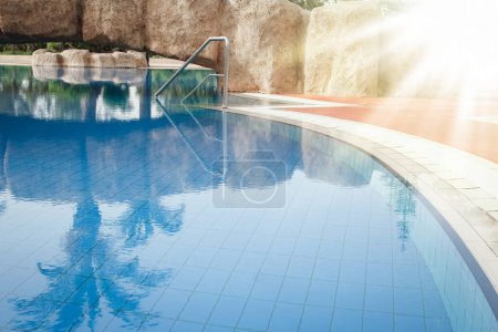 Téléchargez les photos : Belle piscine près de la mer sur fond de nature - en image libre de droit