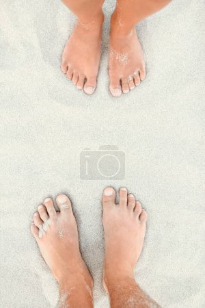 Téléchargez les photos : Belles jambes sur le sable près du bord de mer sur fond de nature - en image libre de droit