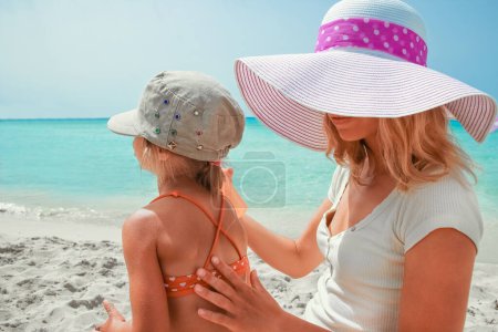 glückliche Eltern mit Kind spielen am Meer in der Natur Zyperns