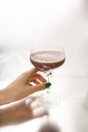 Téléchargez les photos : Cocktail à l'alcool servi à la main au restaurant - en image libre de droit