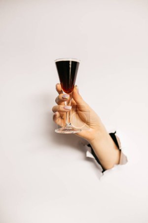 Foto de Cóctel de alcohol a mano servido en el restaurante - Imagen libre de derechos