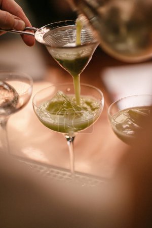 Téléchargez les photos : Cocktail à l'alcool servi à la main au restaurant - en image libre de droit