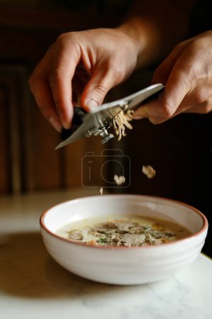 Téléchargez les photos : Mains d'homme mélangeant et mangeant des pâtes au restaurant - en image libre de droit