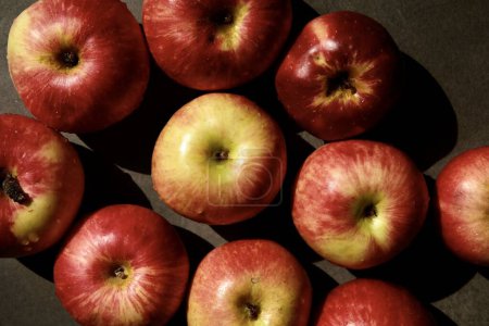 Foto de Manzanas rojas frescas. Deliciosas y jugosas manzanas del jardín. Concepto vegano de nutrición vitamínica. - Imagen libre de derechos
