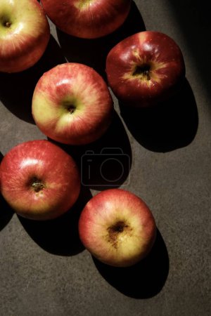Téléchargez les photos : Pommes rouges fraîches. Délicieuses et juteuses pommes du jardin. Concept végétalien de nutrition vitaminique. - en image libre de droit